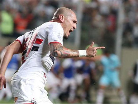 Maicon fica no São Paulo