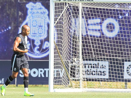 Brahimi no ginásio e Corona integrado no treino do FC Porto