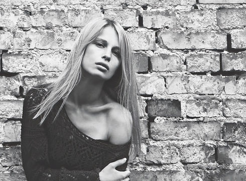 beautiful-woman-leaning-on-a-brick-wall-143919020_3744x5616_edited_edited.jpg