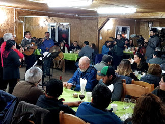 Víspera de San Juan en Queilen: Lugareños y visitantes disfrutaron de platos tradicionales, se sorpr