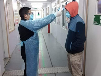 Hospital Comunitario de Queilen activa protocolos frente a tres casos de covid-19 en el recinto