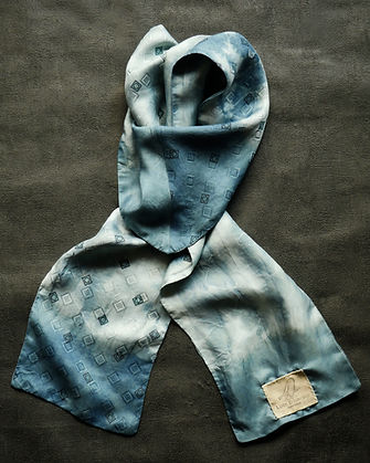 Long foulard en V, en soie doublé.
Patchwork de Jacquard lyonnais vintage (v. 1980).
Teinture naturelle à l’indigo, nécessitant jusqu’à 7h de traitement. Chaque pièce est unique due à la nature traditionnelle et artisanale du procédé de teinture. Technique traditionnelle japonaise du Shibori pour les motifs et détails.
Pièce teinte après assemblage.
Étiquette en lin, cousue main au cordonnet de soie.
Exemplaire unique.
160x15 cm.
Fait main, à Lyon.