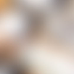 Femme qui range des serviettes dans des boites