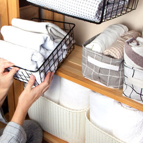 Femme qui range des serviettes dans des boites