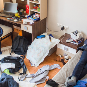 Un adolescent est sur son téléphone, porte un casque, sur son lit, dans sa chambre complétement désordonnée, il y a du bazar partout