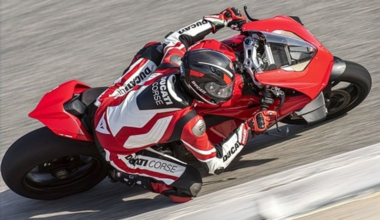 DUCATI-PANIGALE-V4-ACTION_02_feature_edited.jpg