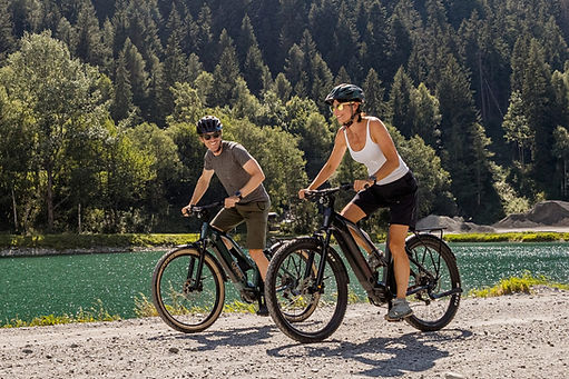 Deux personnages roulant à vélo dans la nature