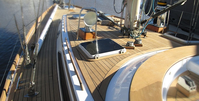YA CONOCÉS LOS BENEFICIOS QUE LA MADERA DE TECA NATURAL TIENE PARA TU CRUCERO O LANCHA?
