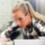 Woman-wearing-nocry-glasses