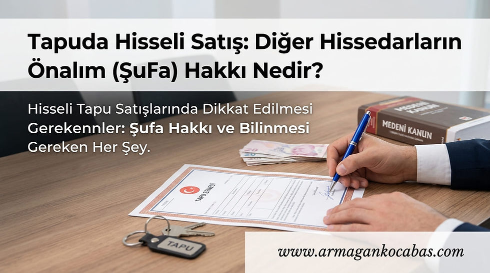 "Emlak ve hukuk blogu: Ahşap masa üzerinde Türk Medeni Kanunu kitabı, ev anahtarı ve paralar eşliğinde tapu senedine imza atılırken; tapuda hisseli satışlarda diğer hissedarların yasal önalım (şufa) hakkını vurgulayan görsel."