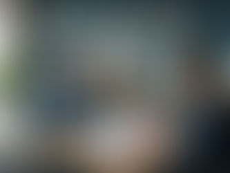 Emlak danışmanı ile görüşen ve konut değerleme raporunda "krediye uygun değildir" sonucunu inceleyen ev alıcıları.