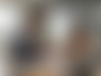 "Armağan Kocabaş emlak rehberi: Satılık bir dairede masa başında evraklar eşliğinde görüşen müşteri ve uzman; gayrimenkul danışmanı nasıl seçilir ve sormadan imzalamayın uyarısıyla 10 kritik soru konulu blog kapak görseli."