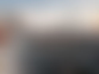 "Emlak piyasası değerlendirmesi: Elinde ev anahtarı tutan kişi ve banknotlar eşliğinde, Türkiye haritası üzerinde İstanbul, Ankara, İzmir ve Anadolu illerindeki konut fiyatlarının reel ve nominal değişim trendlerini gösteren analiz tablosu."