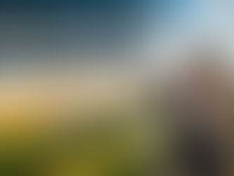 Gün batımı manzarasına karşı bir tepede duran, şık giyimli bir kadın ve erkek, uzaktaki modern şehir silüetini ve yeni inşaat projelerini izliyor. Görselin üzerinde büyük harflerle 'TOPRAKLA GELECEĞİNİZİ GÜVENCEYE ALIN: Gayrimenkul Yatırımı İçin 5 Çığır Açan Stratejik Fırsat' yazıyor. Yanlarında 'Yatırımlık Arsa' tabelası ve bir ölçüm cihazı (teodolit) bulunuyor.