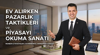 "Emlak danışmanı görüşü: Geniş camlı modern ofisinde elinde deri ajandasıyla poz veren uzman; masadaki mimari ev maketi ve finansal grafikler içeren tablet eşliğinde, alıcılar için ev alırken pazarlık taktikleri ve piyasayı okuma sanatı tavsiyeleri sunuyor."