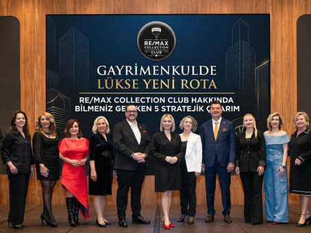 "Lüks gayrimenkul pazarlama vizyonu: Ahşap panellerle tasarlanmış şık bir etkinlik sahnesinde, dev ekrandaki 'RE/MAX Collection Club - Gayrimenkulde Lükse Yeni Rota' sunumu eşliğinde poz veren ve lüks konut piyasasında bilinmesi gereken 5 stratejik çıkarımı temsil eden profesyonel emlak danışmanları."