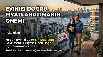 "Gayrimenkul fiyatlandırma rehberi: Arka planda muhteşem İstanbul Boğazı ve köprü manzarası yer alırken, cam balkonunda 'Satılık' afişi asılı evlerinde emlak stratejisi konuşan çift ile 2026 piyasasında doğru fiyatlandırmanın önemini anlatan görsel."