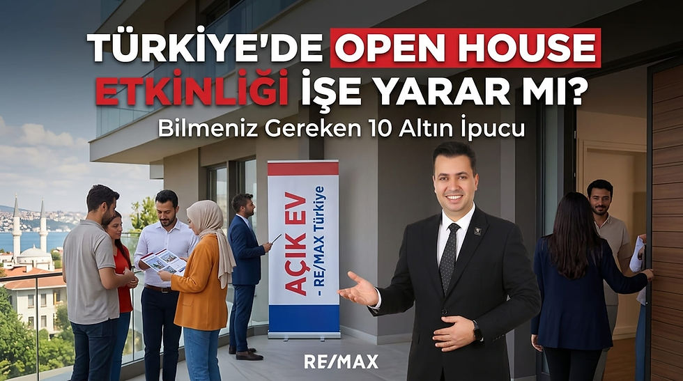 "Gayrimenkul pazarlama stratejileri: RE/MAX Açık Ev roll-up afişi yanında, arka planda İstanbul Boğazı manzarası eşliğinde proje broşürlerini inceleyen potansiyel alıcılar ve ön planda gülümseyerek davet eden profesyonel gayrimenkul danışmanı."