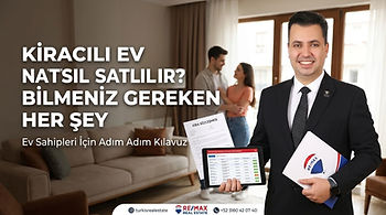 "Kiracılı gayrimenkul satış rehberi: Modern bir evin salonunda, arka planda sohbet eden çift eşliğinde, elinde 'Kira Sözleşmesi', analiz ekranı açık tablet ve RE/MAX dosyasıyla ev sahiplerine adım adım güvenli satış sürecini anlatan gayrimenkul uzmanı."