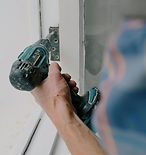 Installing door hinge with power drill_e