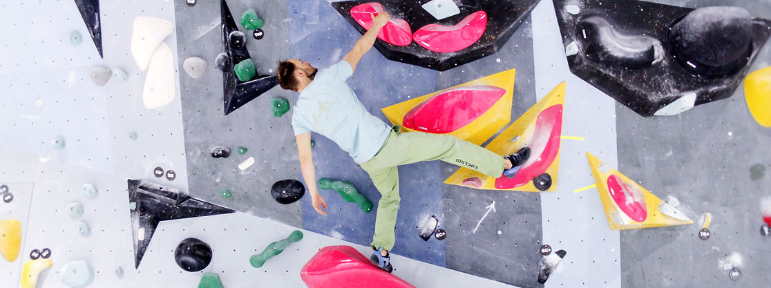 Techniktraining im Kletterkurs für Anfänger – Klettertrainer zeigt Fußtechnik in der Halle