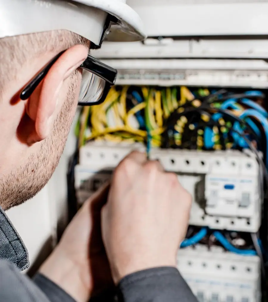 Certifikovaný elektrikář při práci v elektrickém rozvaděči