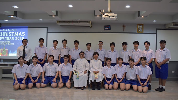 คณะกรรมการนักเรียน และสโมสรอินเทอร์แรคท์ ส่งความสุขแด่คณะผู้ใหญ่ เนื่องในโอกาสคริสต์มาส-ปีใหม่