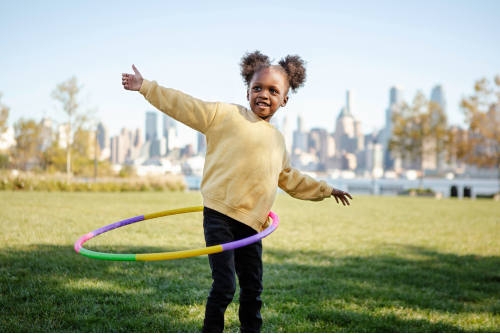 Criança menina afro brincando