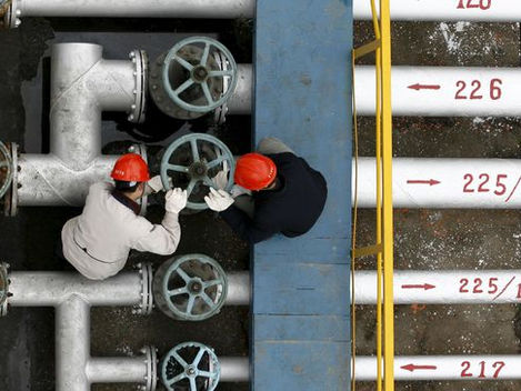 PT. RIFAN FINANCINDO BERJANGKA - Harga Minyak Dunia Tertahan Stok Produsen Alternatif Global