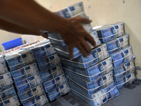 Rupiah Sesi Siang Lesu, IHSG Jaga Tren Positif