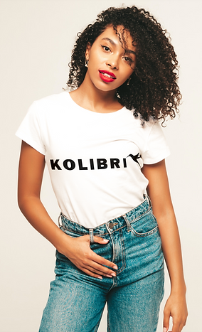 Mujer con playera blanca