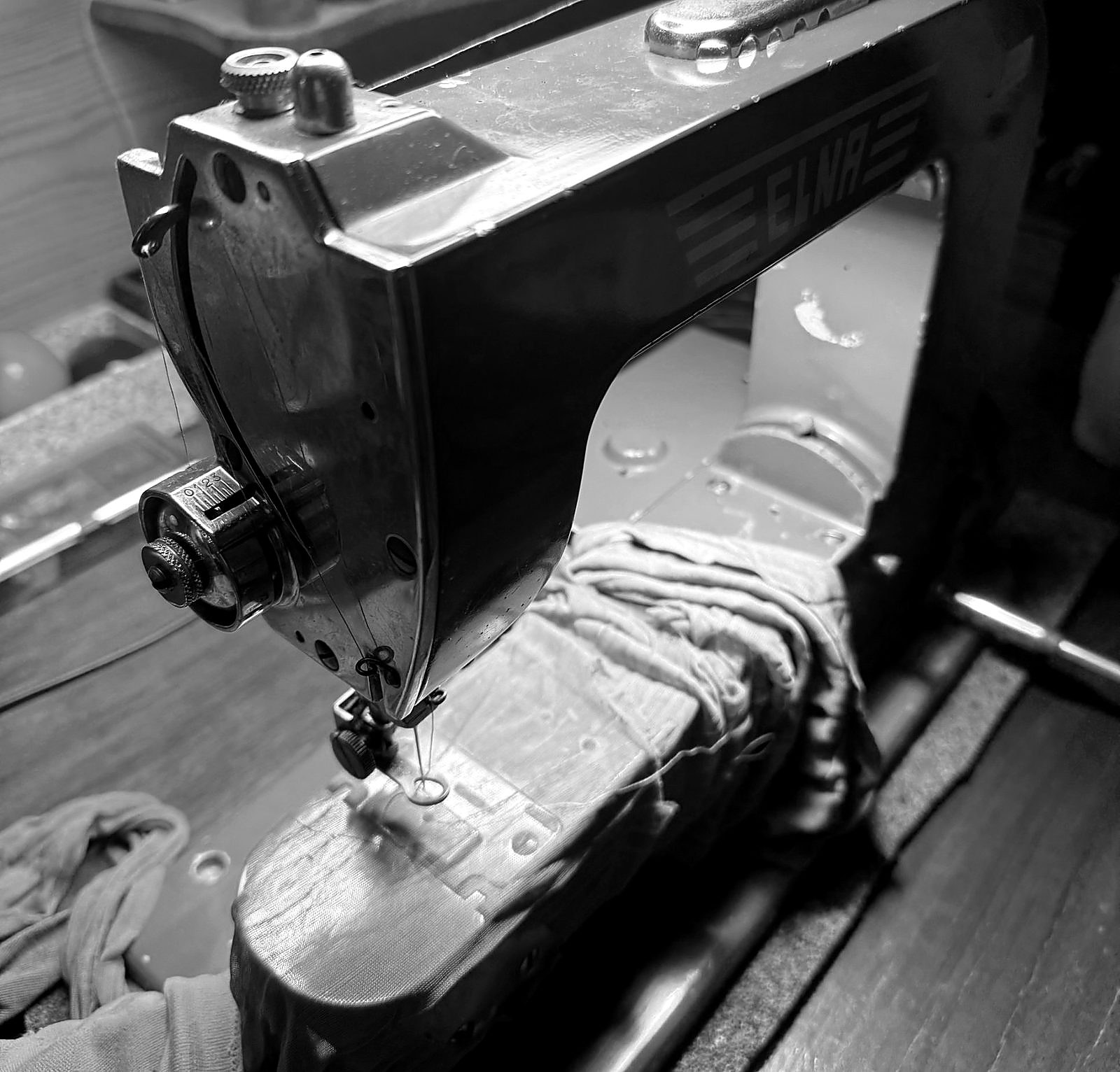 Un collant posé sur la machine Elna de l'atelier