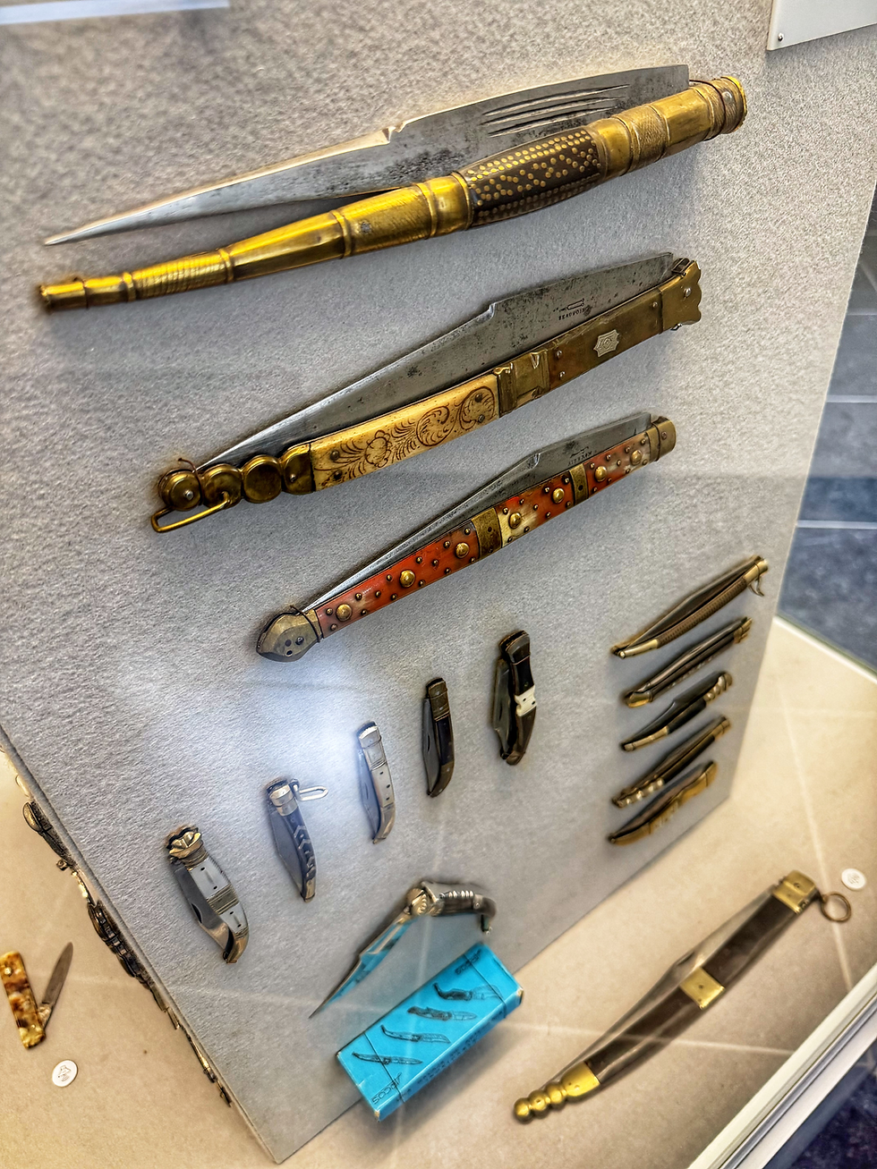 Historic pocket knives on display at the Deutsches Klingenmuseum showing off different handle materials, decoration and proportions
