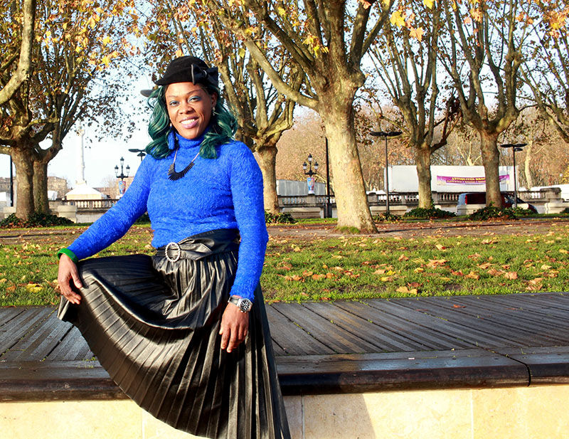 Sur mon blog iamdianeniangoran, je présente mon look de la semaine avec la jupe plissée en simili-cuir ; photo prise sur le quai chartrons de bordeaux.