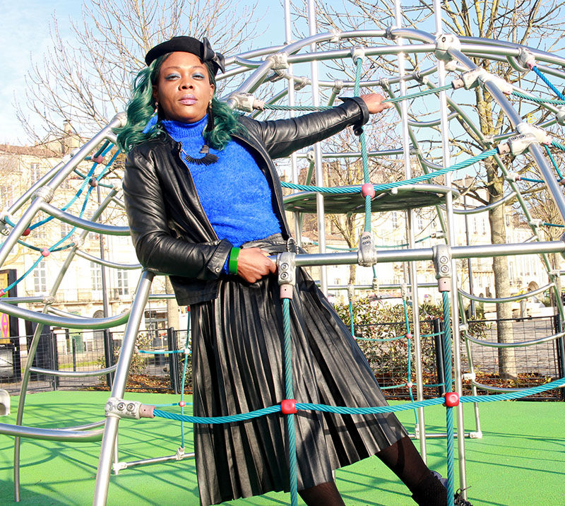 Sur mon blog iamdianeniangoran, je présente mon look de la semaine avec la jupe plissée en simili-cuir ; photo prise sur air de jeu quai chartrons de bordeaux.