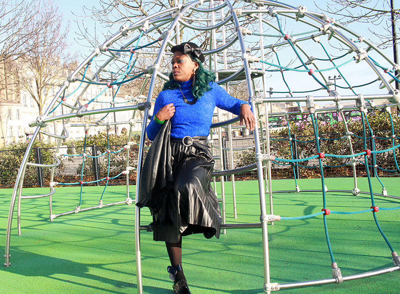Sur mon blog iamdianeniangoran, je présente mon look de la semaine avec la jupe plissée en simili-cuir ; photo prise sur air de jeu quai chartrons de bordeaux.