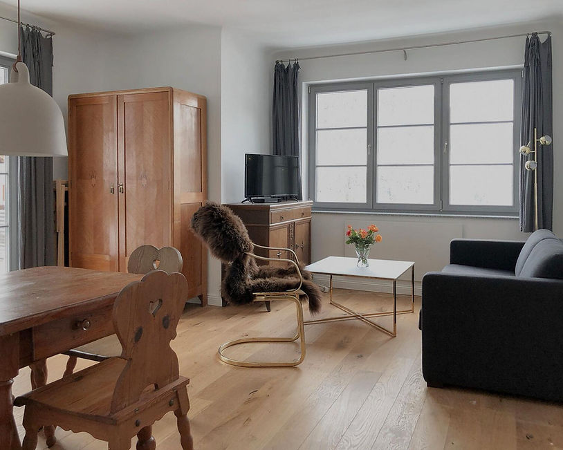 Living room with antique furniture and sofa in Apartment Blondie Bad Gastein