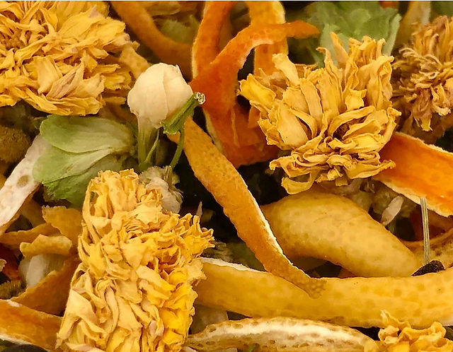 Potpourri blend of citrus, flowers, and herbs