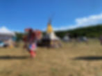 Indien d’Amérique devant un tipi, costumes et danses folklorique au rendez-vous