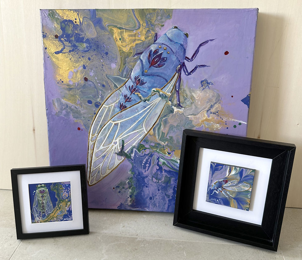 Les trois formats de Messagère du temps pour soi : peinture originale 50x50 cm et deux petits formats 10x10 cm encadrés, cigale symbolique en Provence