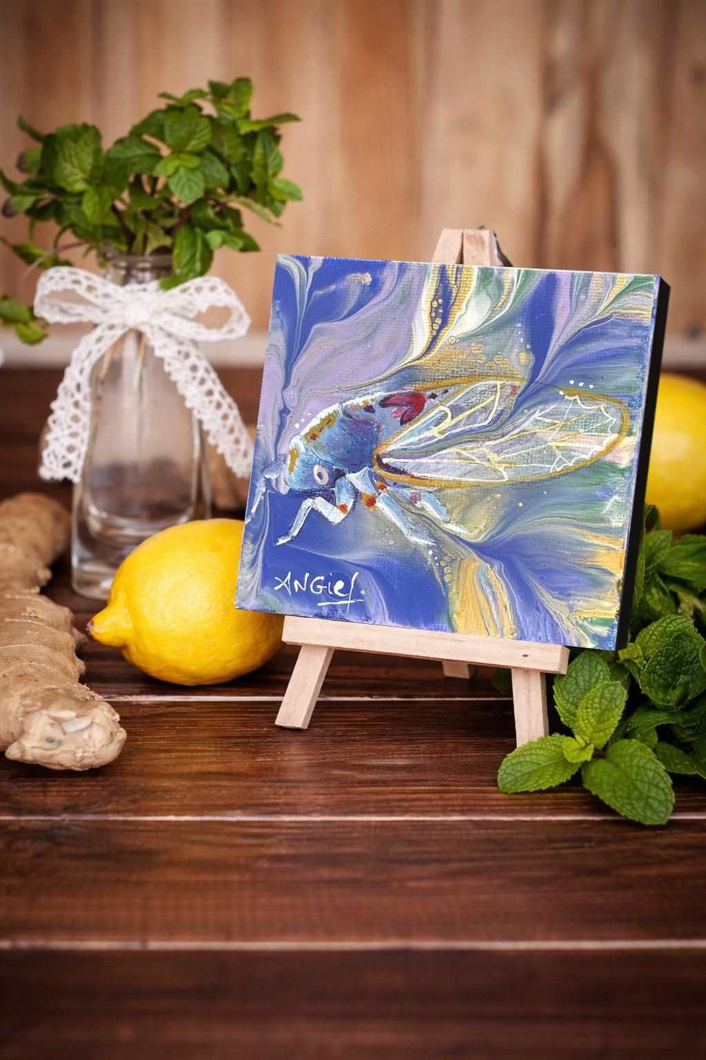 Mini tableau cigale originale posé sur chevalet, peinture acrylique pouring tons bleu et violet, L'univers d'Angie F.