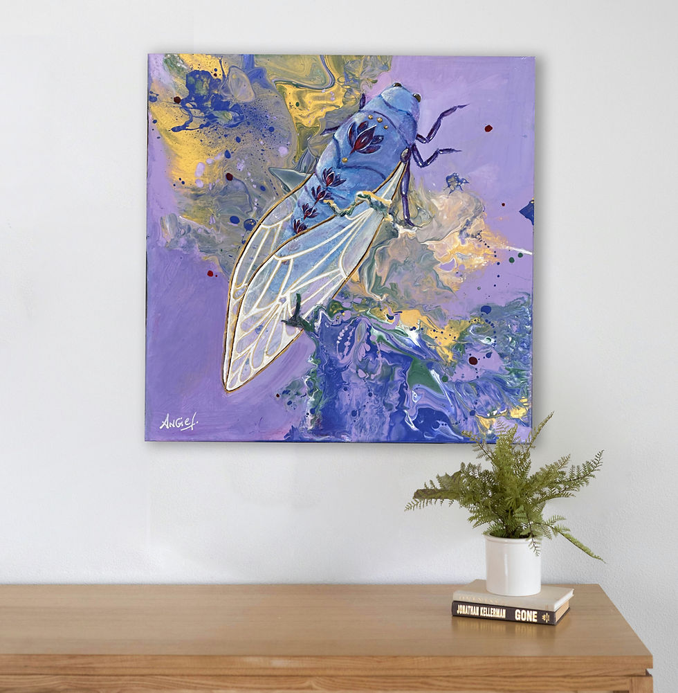 Peinture originale Messagère du temps pour soi 50x50 cm, cigale acrylique aux tons lavande et or, mise en situation dans un intérieur contemporain