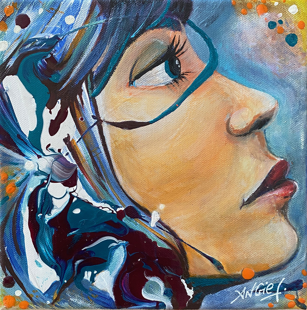 Portrait de femme au regard levée vers le ciel. Couleurs bleutées et orangées.