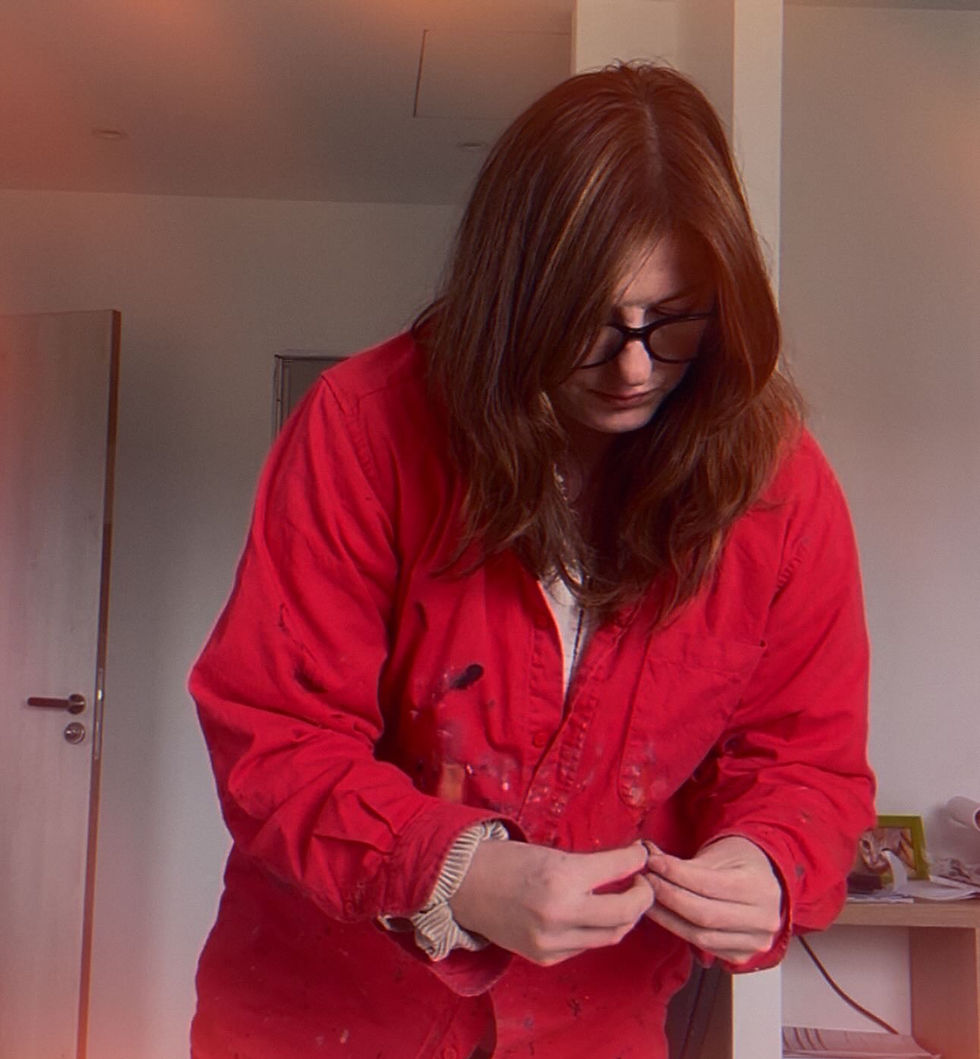 Angie dans son atelier provençal, en plein processus créatif sur une toile de la série Chuchotements intérieurs en Provence