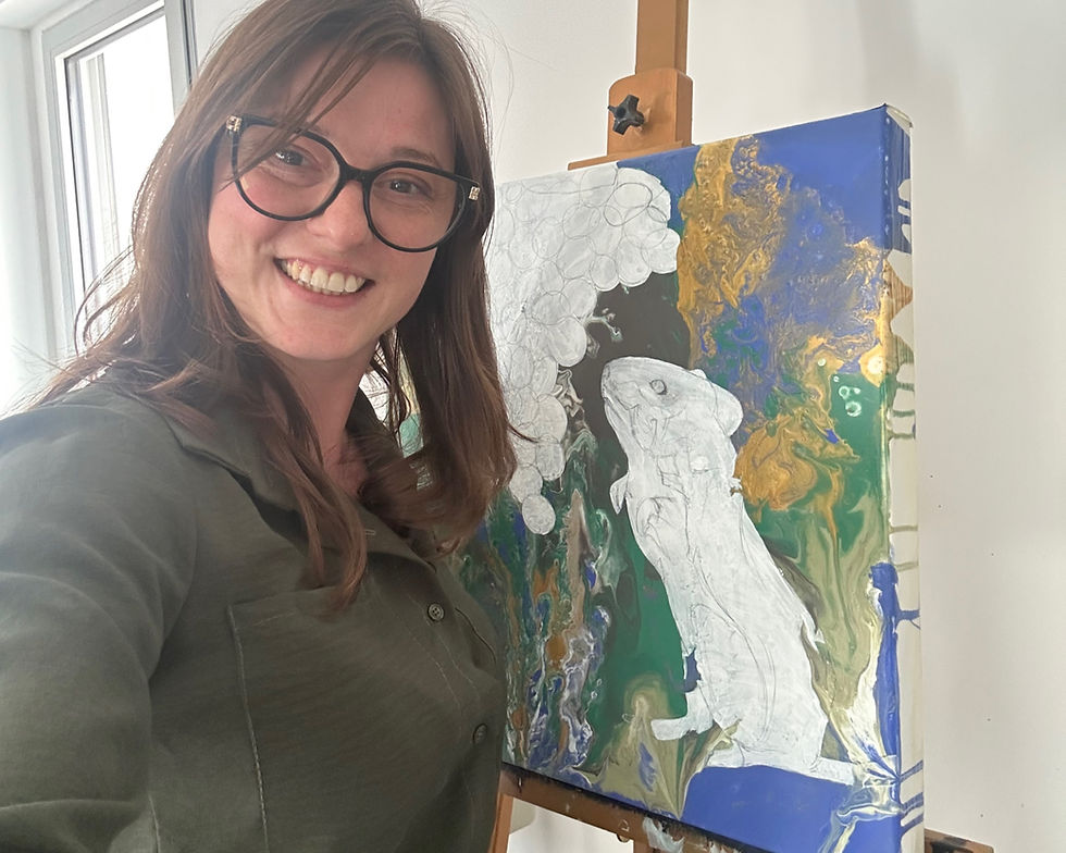 Angie, artiste peintre, au côté de sa toile en court de réalisation dans son atelier