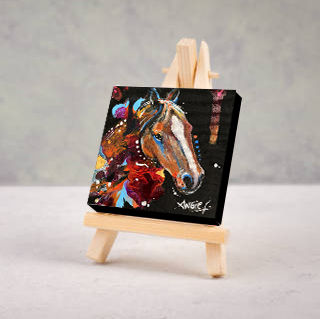 Mini tableau de cheval posé sur un mini chevalet. Fond noir, cheval marron, couleurs vives abstraites