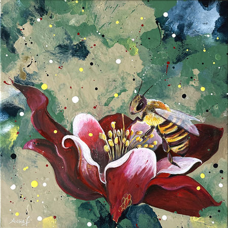 Abeille rayée jaune et noir posée sur une fleur rouge bordeaux aux pétales ouverts, sur fond abstrait vert, bleu et beige parsemé de points colorés. L'abeille travaille au cœur de la fleur, absorbée dans sa tâche. Peinture acrylique sur toile, technique mixte pouring et figuratif.