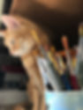 Mignon petit chat roux entouré de pinceau contemplant la beauté des tableaux mural