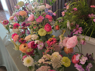 Really prett-ay flowers for Emlee & Kirk's wedding! Such tremendous fresh-ness, excellent design and vintage garden feel. Very different from the traditional 'florist' look, and it was perfect!