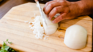 Why Do We Cry When Cutting Onions? Discover the Chemistry, Tricks & Fun Facts – Știrinoi.com
